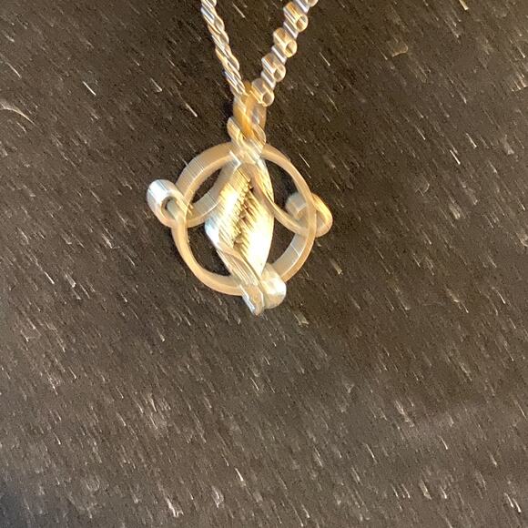 Vintage Filigree Pendant Necklace Gold Tone Circle Design w/ Rhinestone 16” - Picture 5 of 7